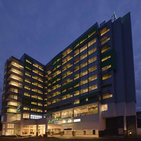 Whiz Prime Hotel Megamas Manado Esterno foto