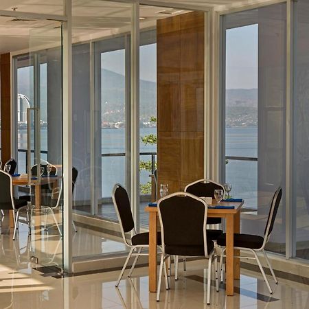 Whiz Prime Hotel Megamas Manado Esterno foto