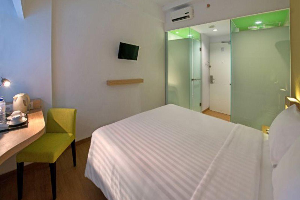 Whiz Prime Hotel Megamas Manado Esterno foto