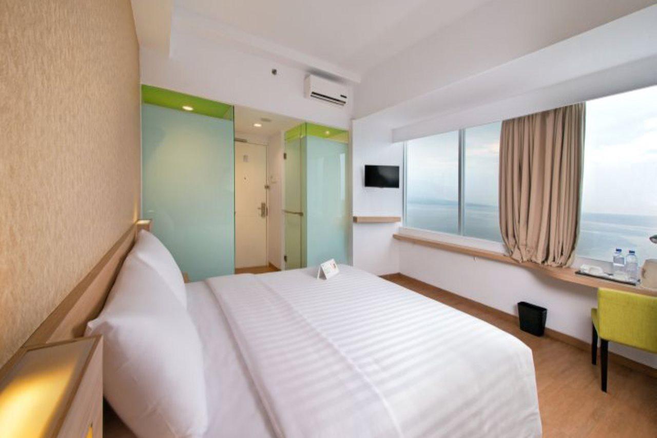 Whiz Prime Hotel Megamas Manado Esterno foto