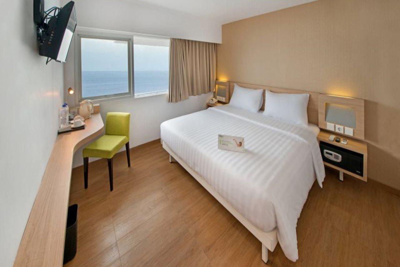Whiz Prime Hotel Megamas Manado Esterno foto