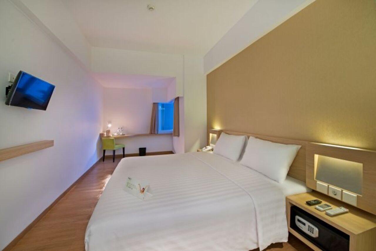Whiz Prime Hotel Megamas Manado Esterno foto