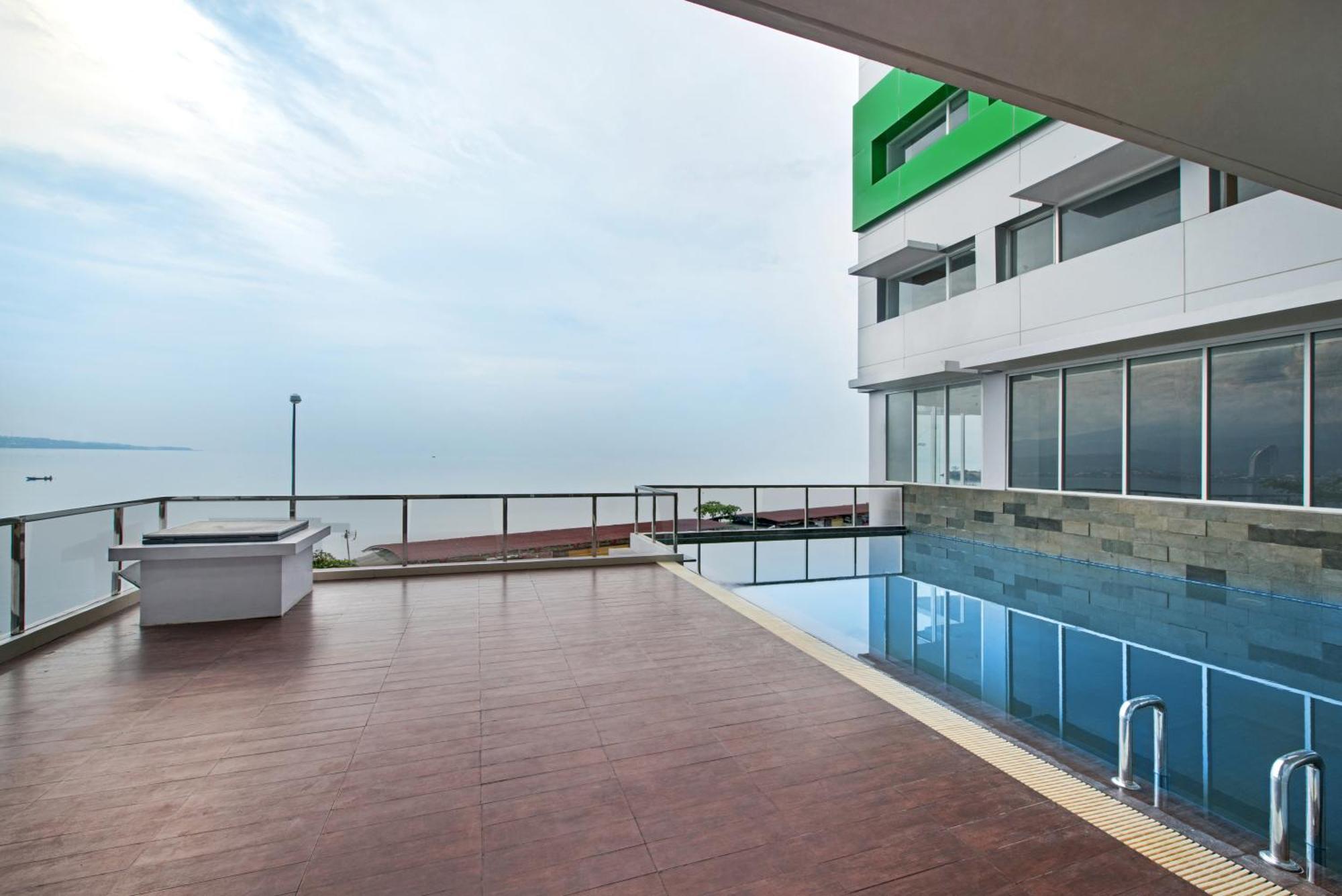 Whiz Prime Hotel Megamas Manado Esterno foto