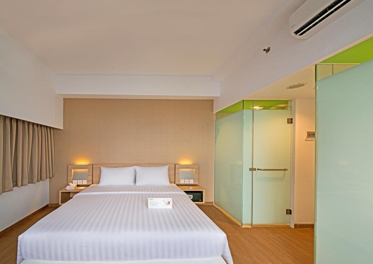 Whiz Prime Hotel Megamas Manado Esterno foto