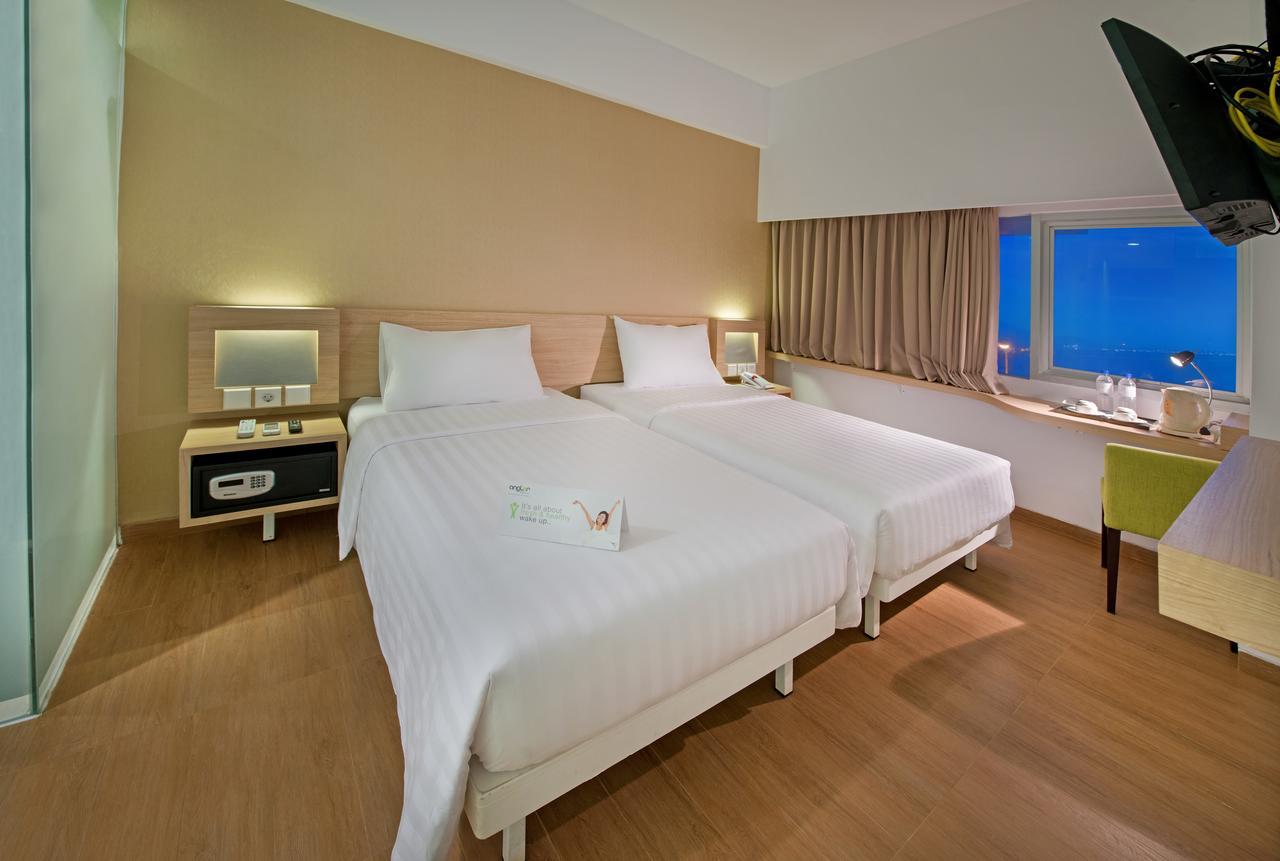 Whiz Prime Hotel Megamas Manado Esterno foto