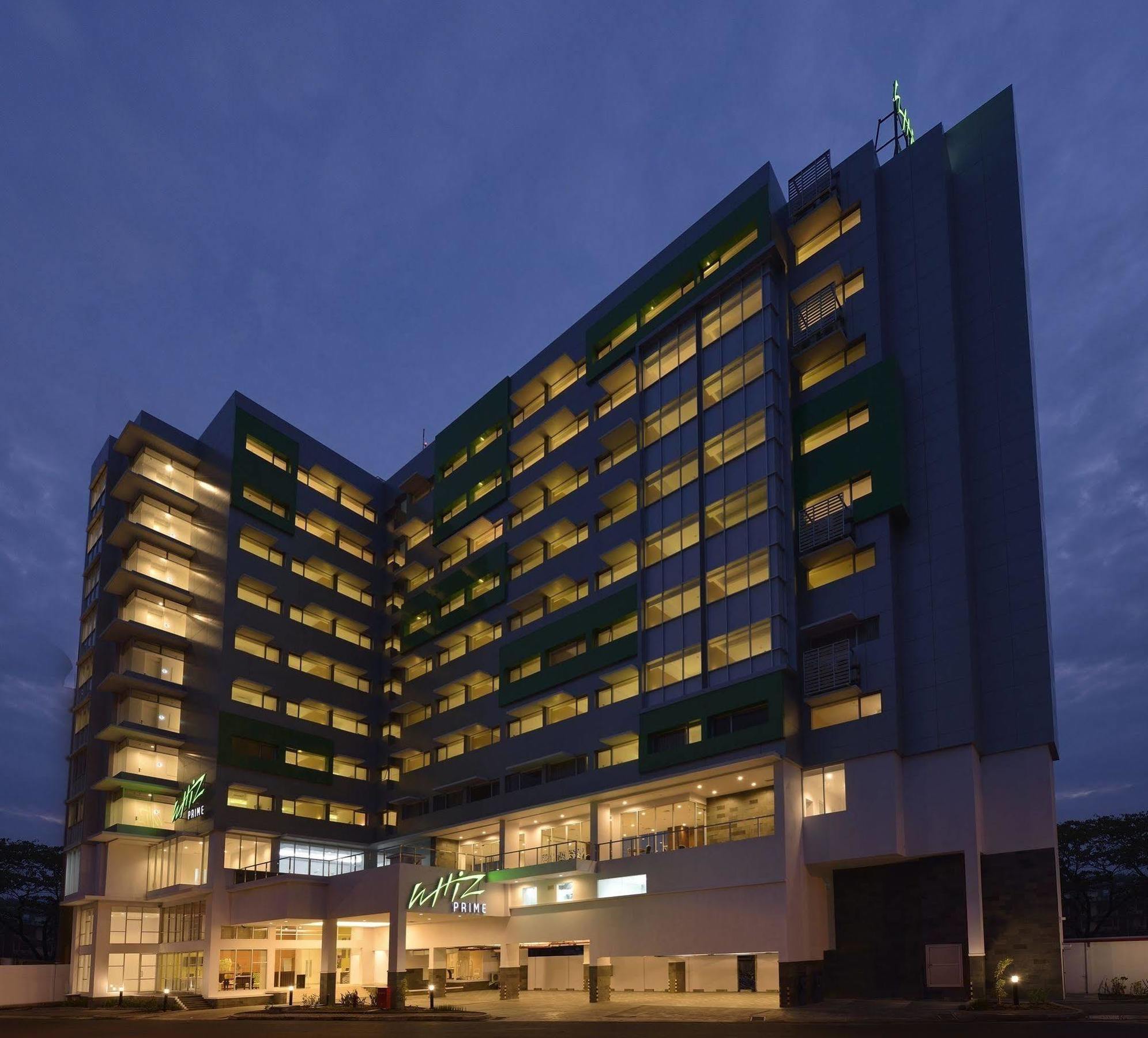 Whiz Prime Hotel Megamas Manado Esterno foto