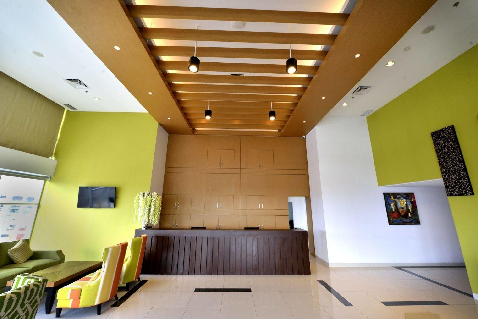 Whiz Prime Hotel Megamas Manado Esterno foto