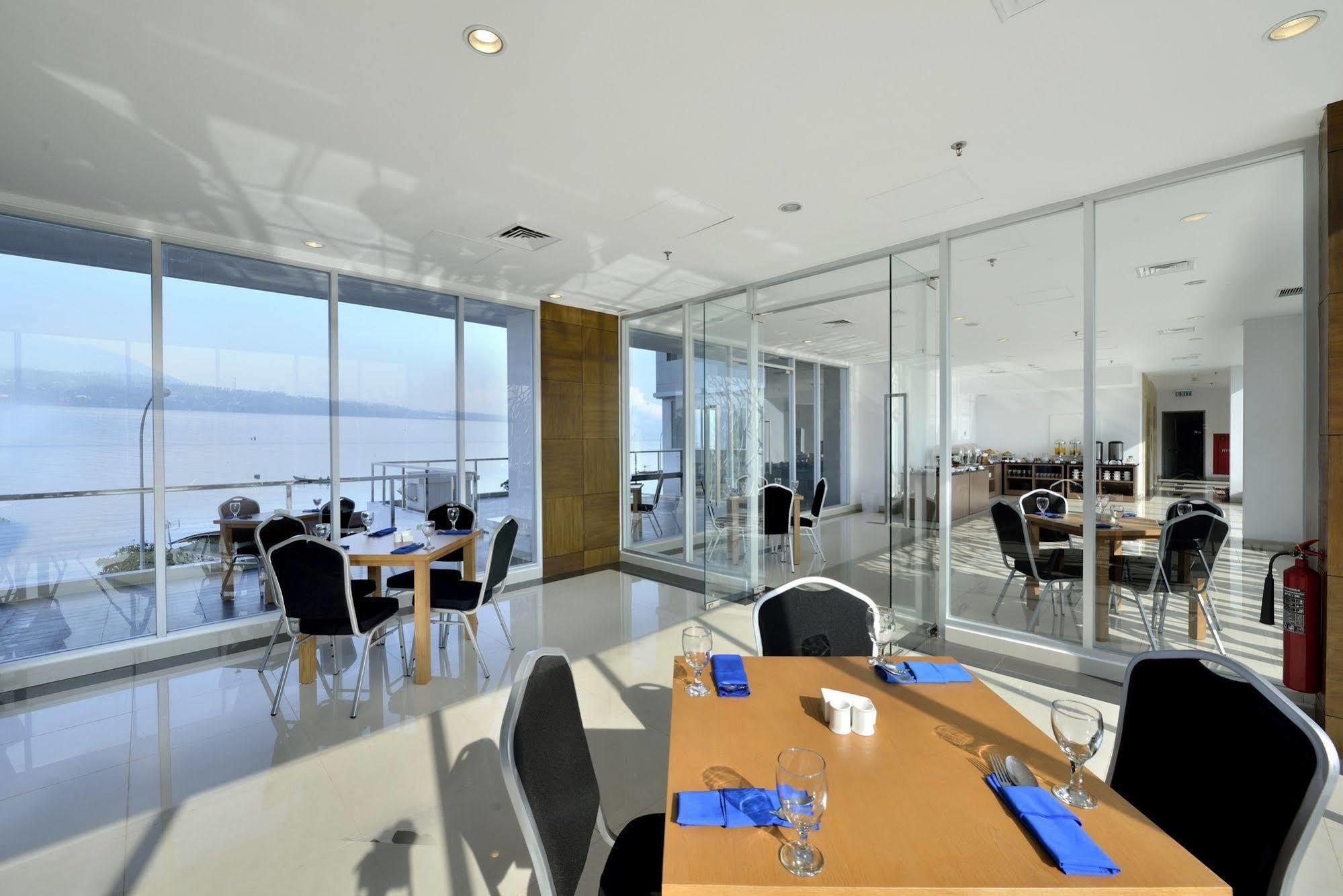 Whiz Prime Hotel Megamas Manado Esterno foto