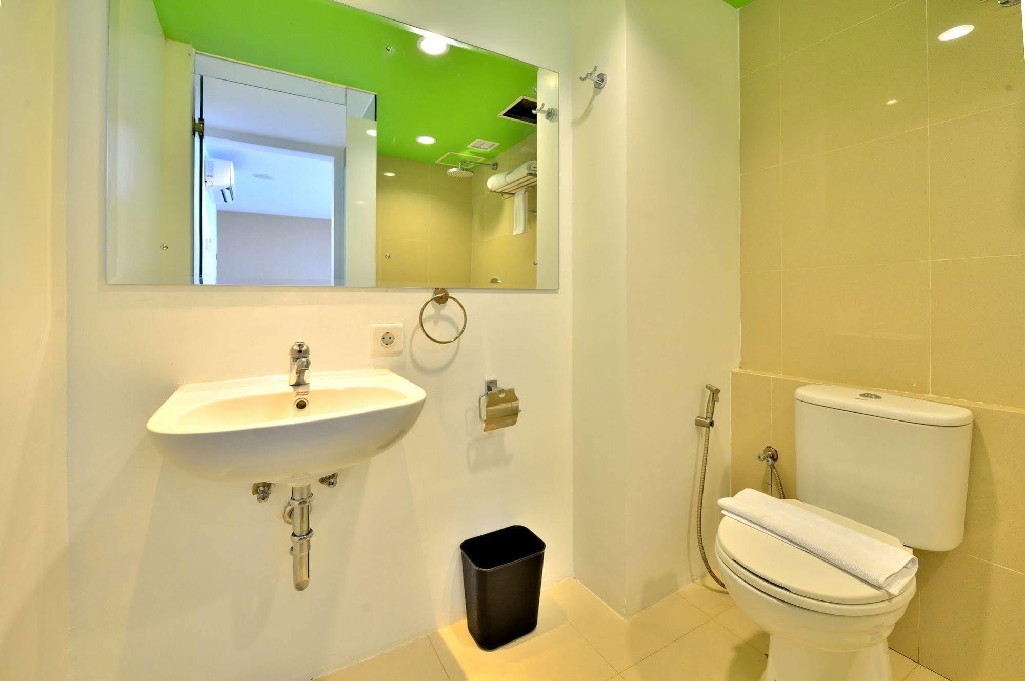 Whiz Prime Hotel Megamas Manado Esterno foto