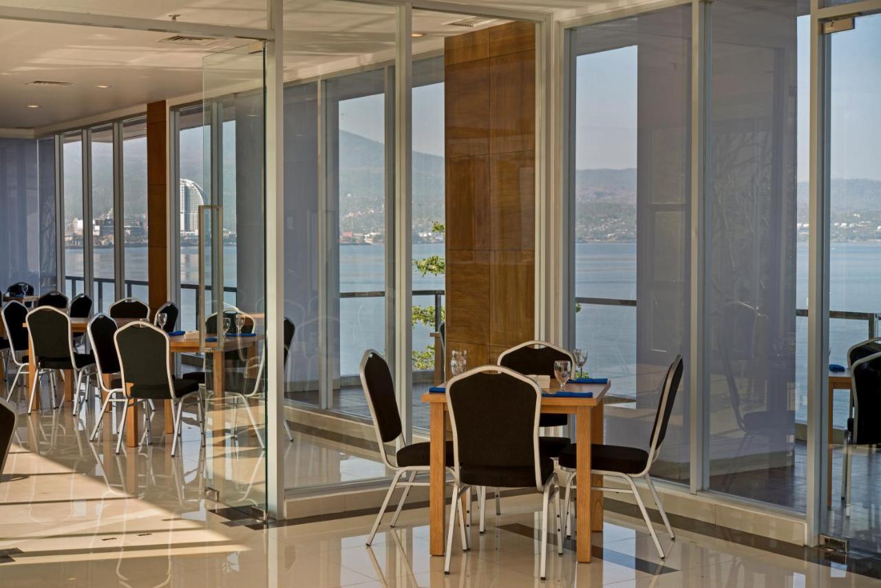 Whiz Prime Hotel Megamas Manado Esterno foto