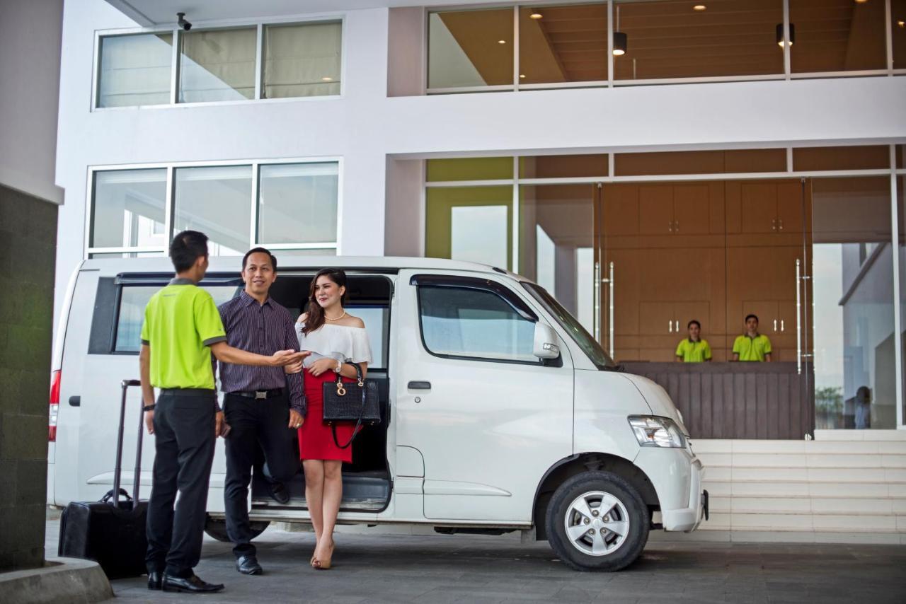 Whiz Prime Hotel Megamas Manado Esterno foto