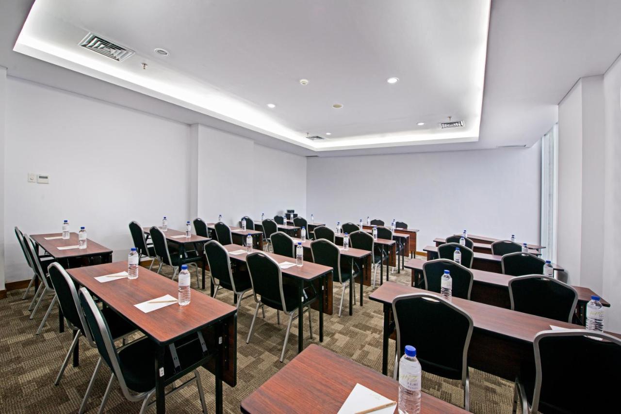 Whiz Prime Hotel Megamas Manado Esterno foto