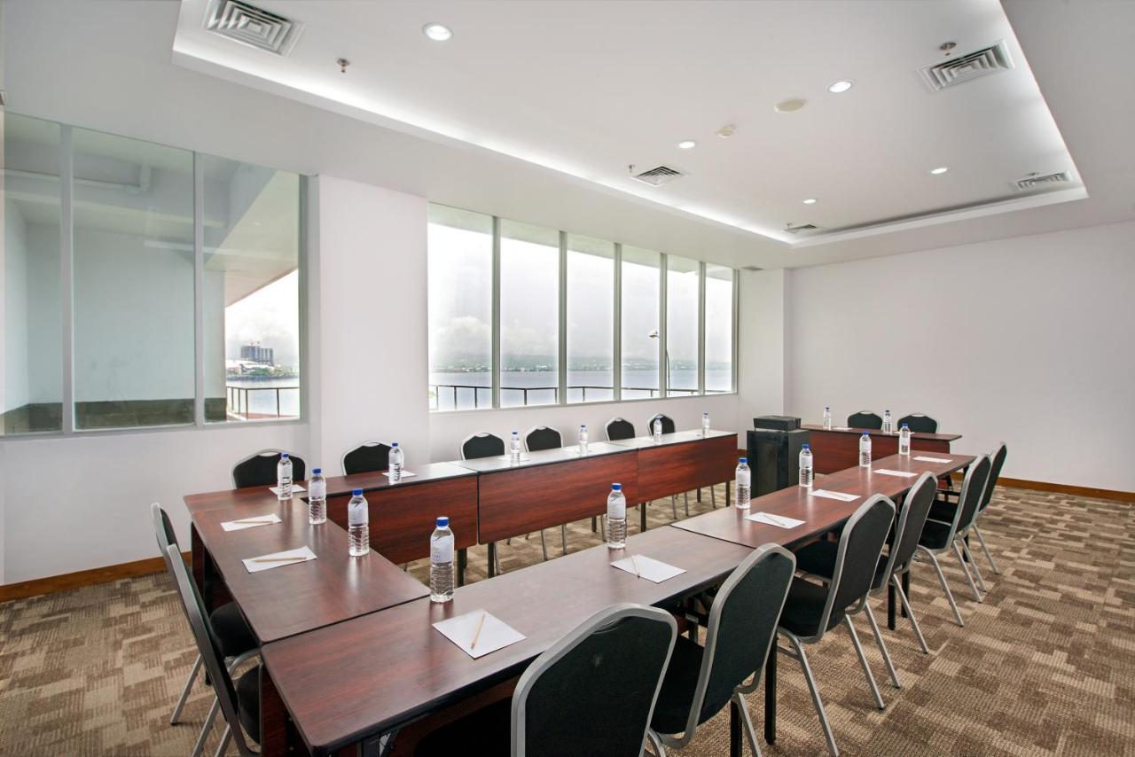 Whiz Prime Hotel Megamas Manado Esterno foto