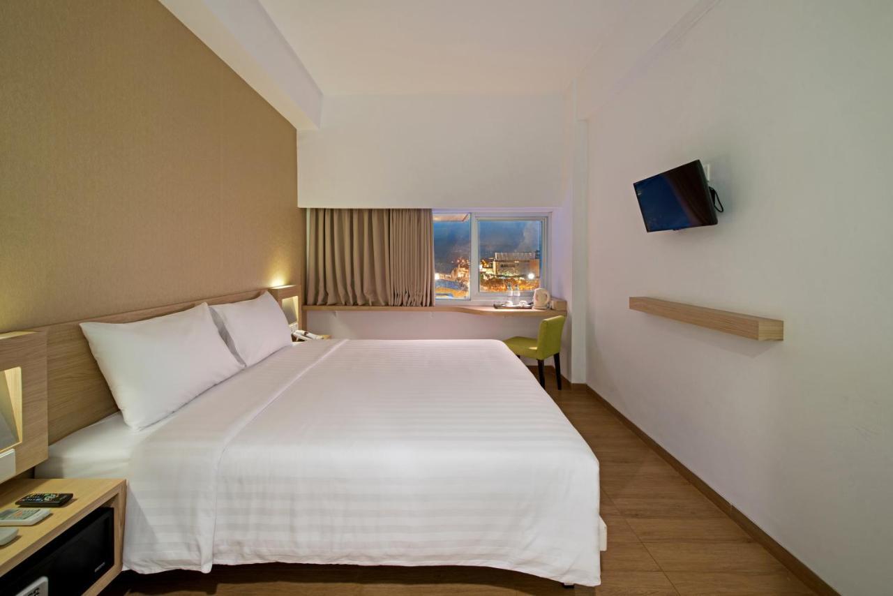 Whiz Prime Hotel Megamas Manado Esterno foto