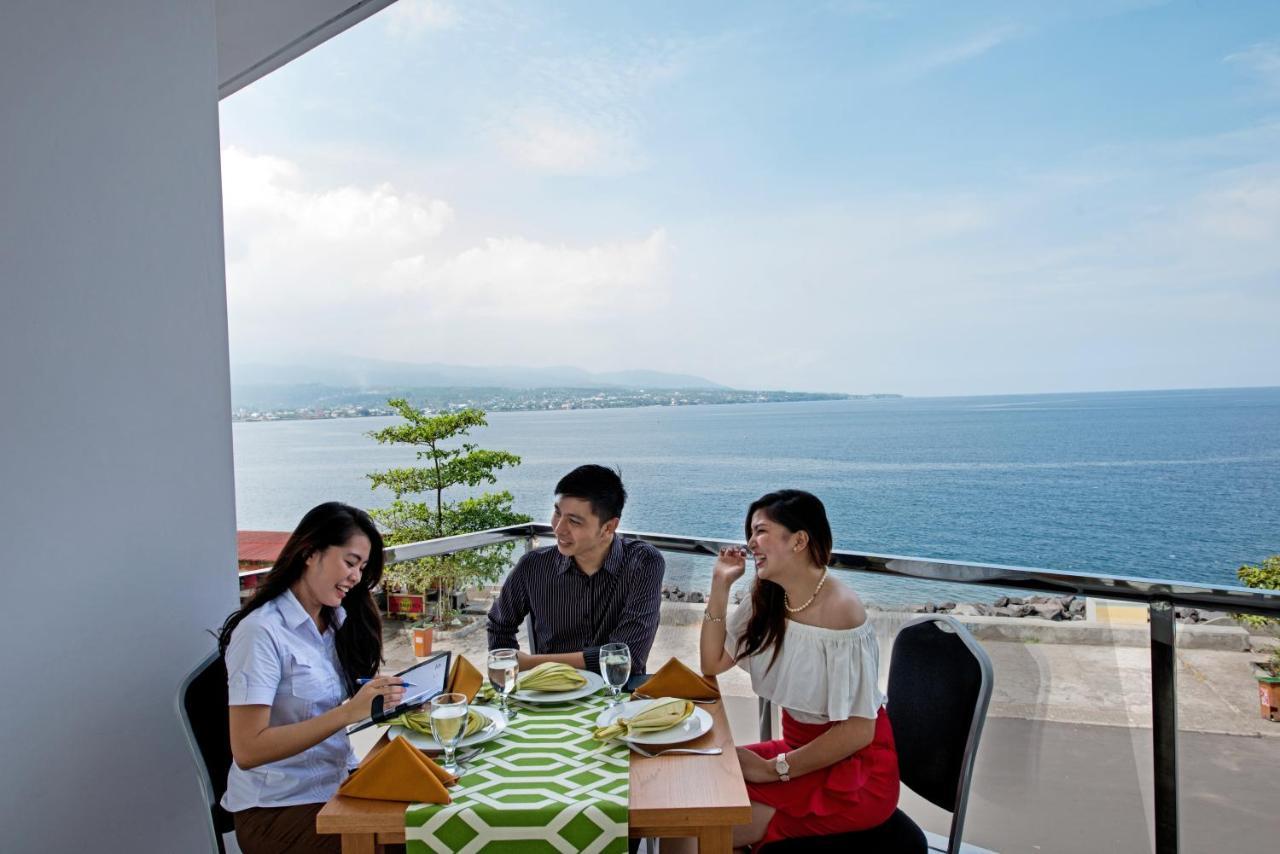 Whiz Prime Hotel Megamas Manado Esterno foto