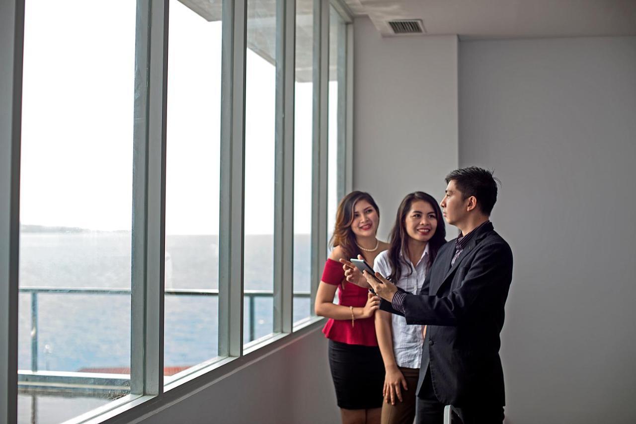 Whiz Prime Hotel Megamas Manado Esterno foto
