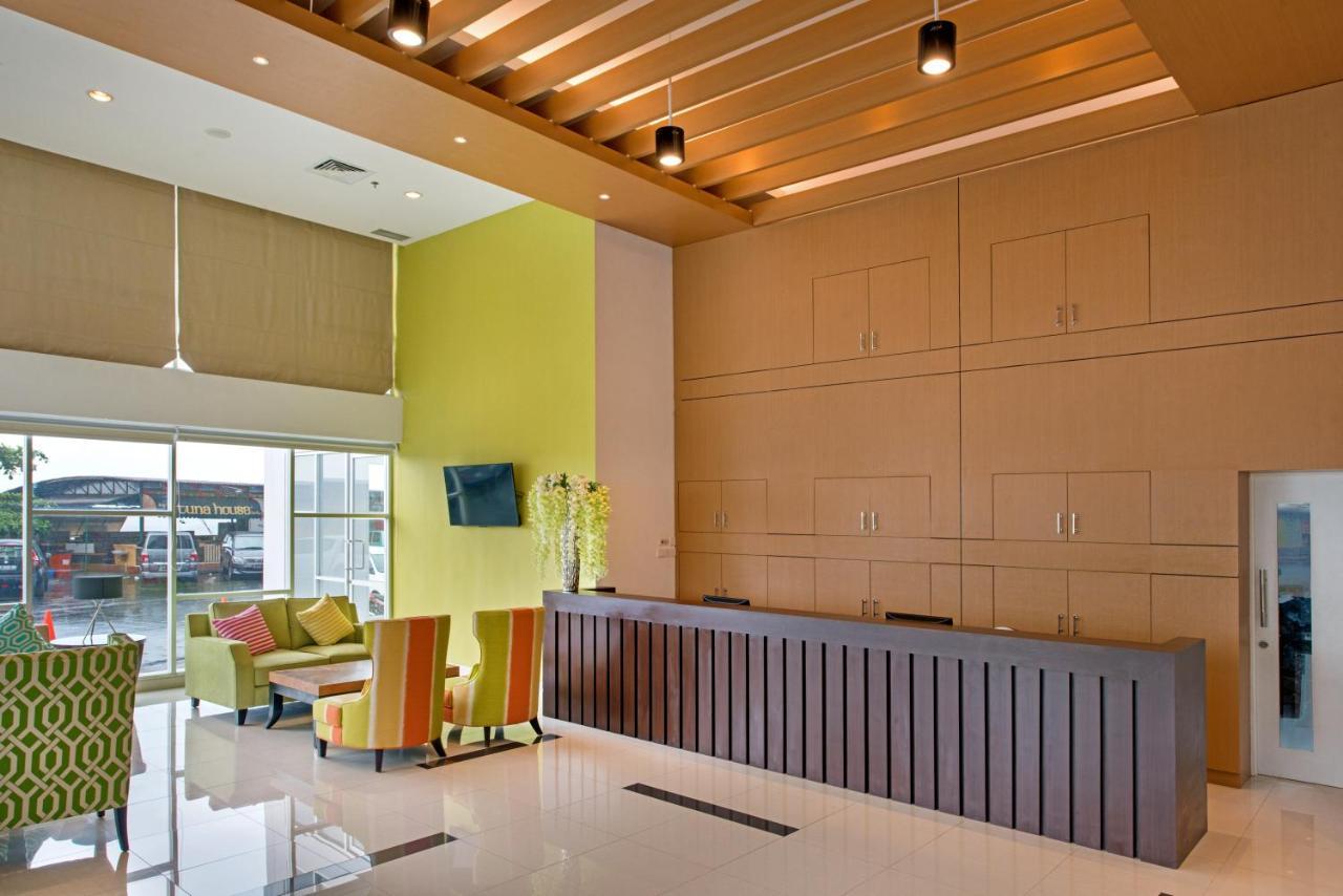 Whiz Prime Hotel Megamas Manado Esterno foto