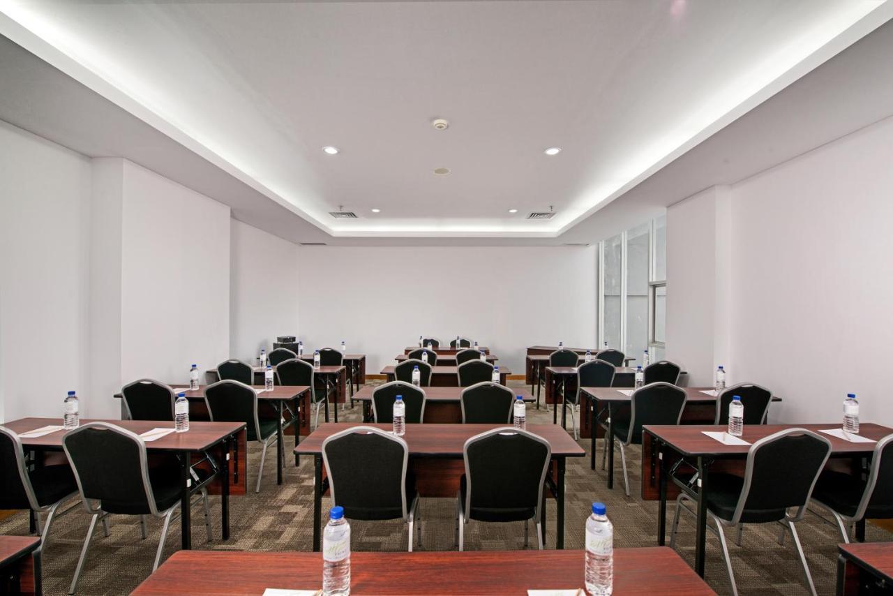 Whiz Prime Hotel Megamas Manado Esterno foto